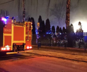 Kraków: Poteżny pożar archiwum Urzędu Miasta. Płoną dwie duże hale przy ulicy Na Załęczu. Akcja trwa [ZDJĘCIA]