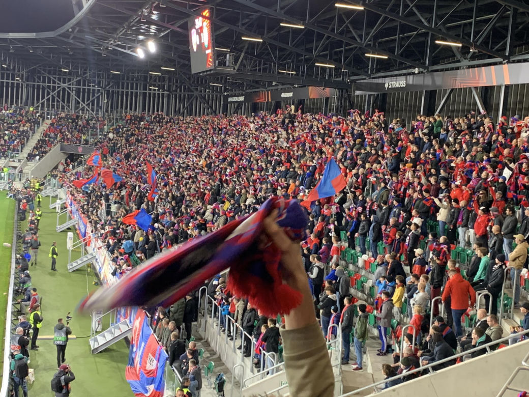 Mecz Raków Częstochowa - Sporting Lizbona. Stadion w Sosnowcu szczelnie wypełnił się kibicami 