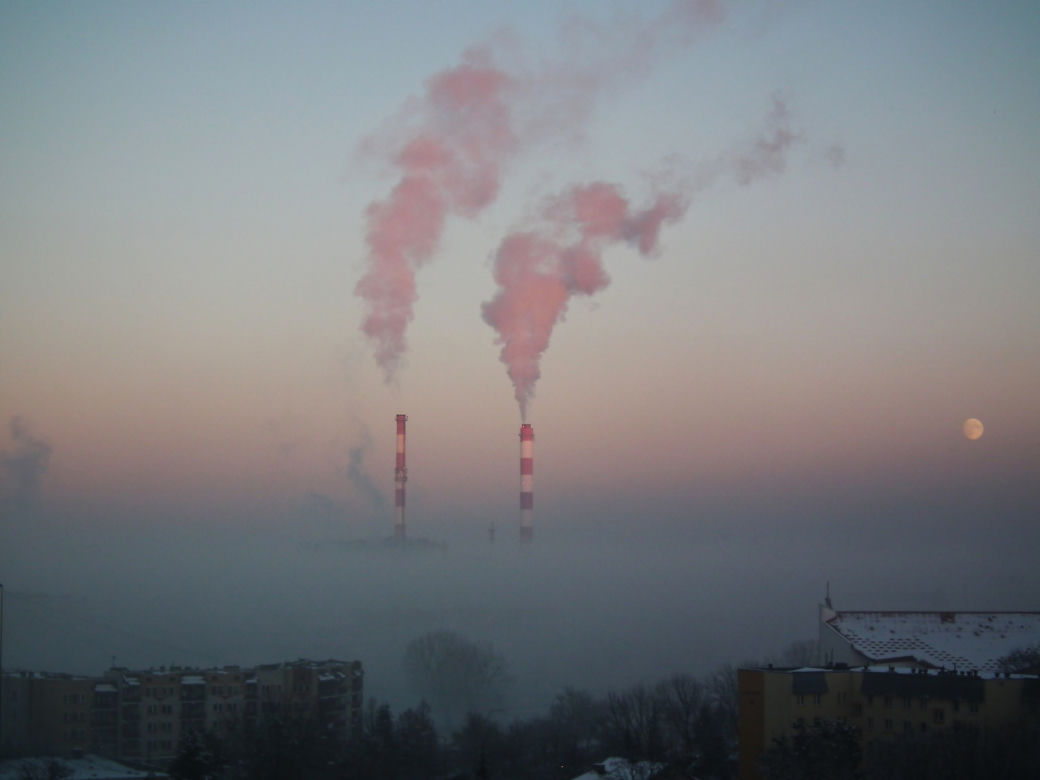 Smog w Warszawie. Jest coraz gorzej, powietrze można ciąć nożem
