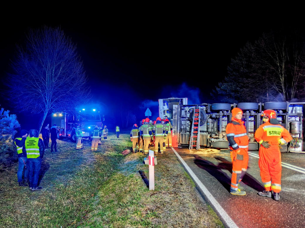 Wypadek tira na drodze krajowej nr 70. Zginęło kilkadziesiąt świń [ZDJĘCIA].