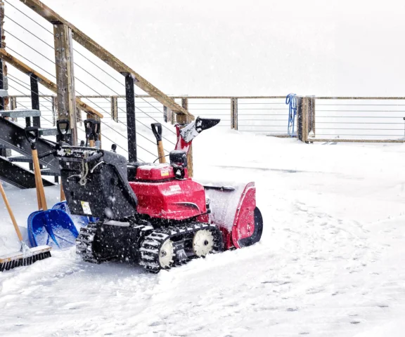Skuteczne odśnieżanie wokół domu. Jaką odśnieżarkę wybrać?