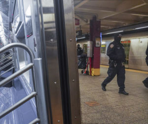 Szaleniec wepchnął przypadkową kobietę pod metro! 40-latka nie żyje