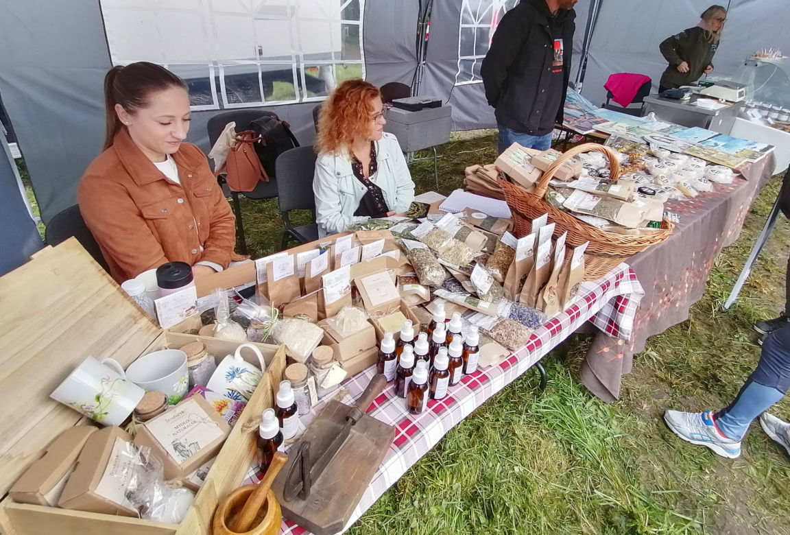 Pomarańczowi rowerzyści najechali zamek w Szymbarku