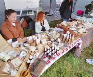 Pomarańczowi rowerzyści najechali zamek w Szymbarku