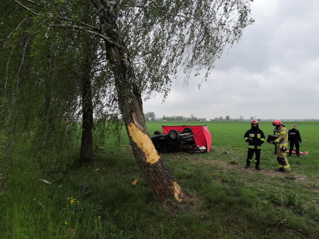 Nienałty-Szymany. Nie żyje kierowca Citroena! Rozbił się o dwa drzewa i dachował [ZDJĘCIA]