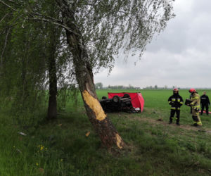 Nienałty-Szymany. Nie żyje kierowca Citroena! Rozbił się o dwa drzewa i dachował [ZDJĘCIA]