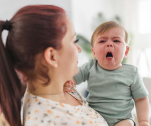 Dziecko ciągle choruje na zapalenie oskrzeli? Zwróć uwagę na ten sygnał po karmieniu