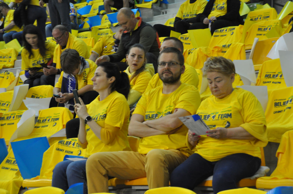 Barlinek Industria Kielce - Telekom Veszprem. Kibice zrobili "żółto-niebieski kocioł" w Hali Legionów