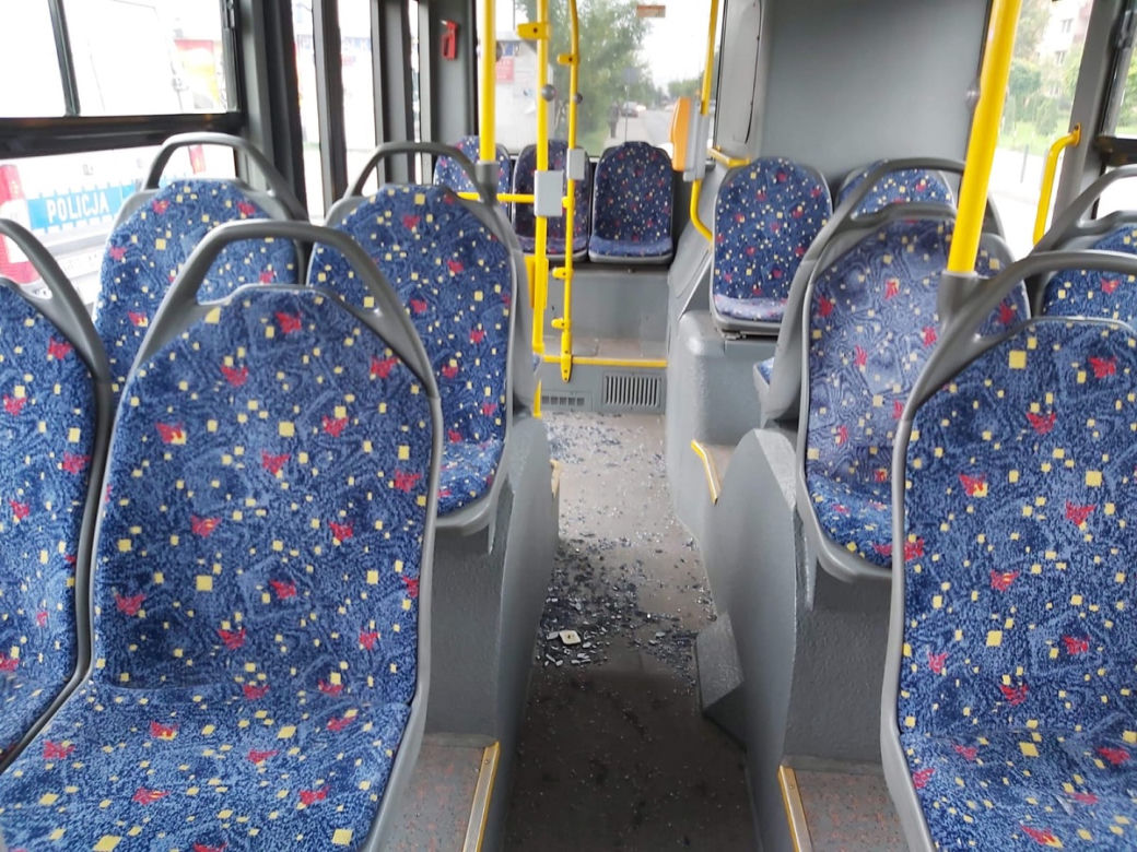 Wypadek na Gojawiczyńskiej w Łodzi: Pijany 22-latek wybiegł przed autobus. Czworo pasażerów z obrażeniami [ZDJĘCIA]