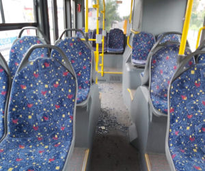 Wypadek na Gojawiczyńskiej w Łodzi: Pijany 22-latek wybiegł przed autobus. Czworo pasażerów z obrażeniami [ZDJĘCIA]