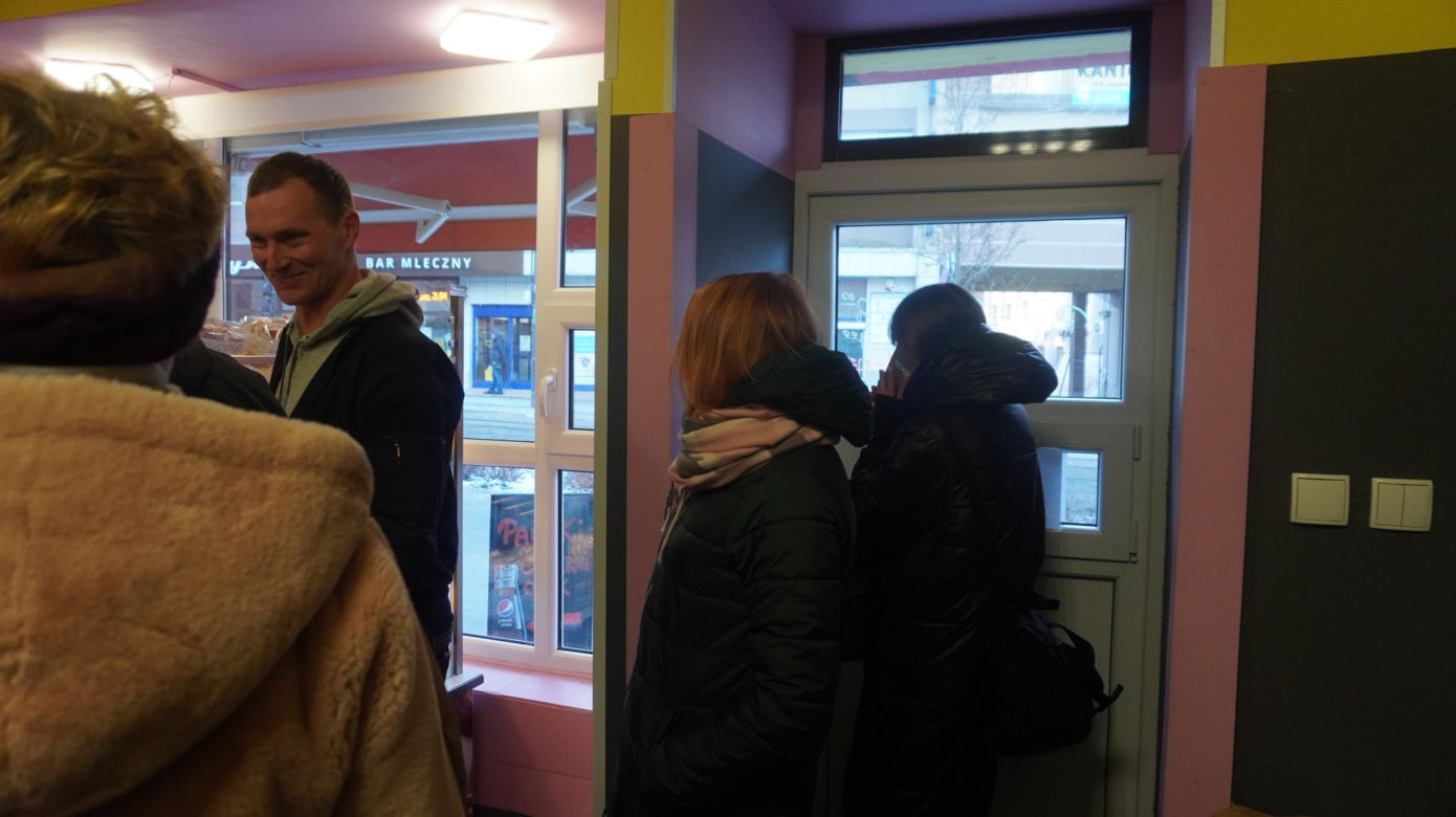 W Tłusty Czwartek w Olsztynie tłumy ustawiały się w kolejce po pączki rzemieślnicze [ZDJĘCIA]