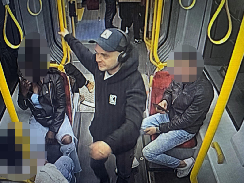 Znokautował pasażera w tramwaju i spokojnie usiadł obok. Policja szuka tego mężczyzny