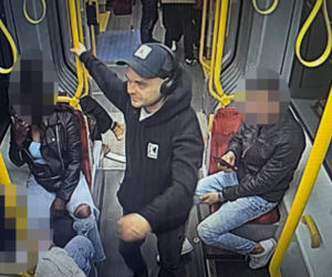 Znokautował pasażera w tramwaju i spokojnie usiadł obok. Policja szuka tego mężczyzny