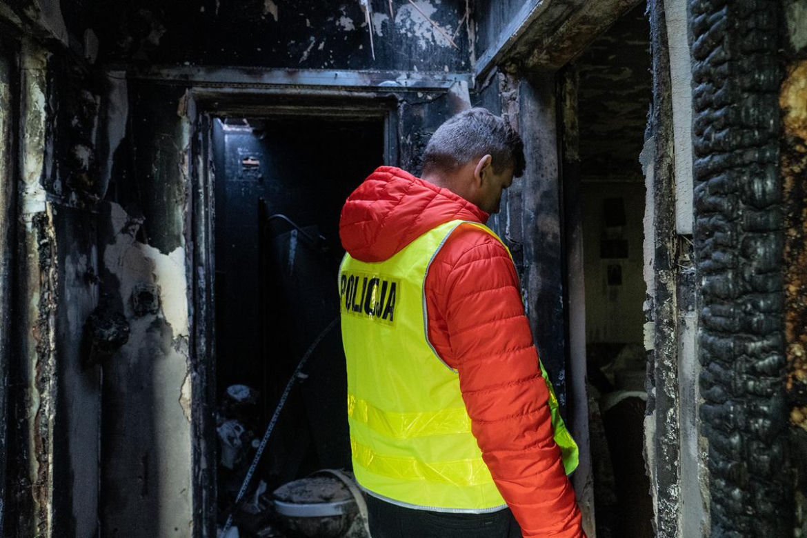 Śledczy wraz z biegłymi wyjaśniają okoliczności tragicznego zdarzenia, do którego doszło w jednym z budynków wielorodzinnych w miejscowości Chełmek-Osada