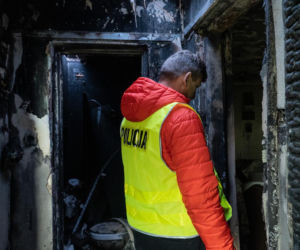Śledczy wraz z biegłymi wyjaśniają okoliczności tragicznego zdarzenia, do którego doszło w jednym z budynków wielorodzinnych w miejscowości Chełmek-Osada
