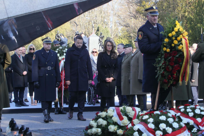 Obchody 16. rocznicy katastrofy smoleńskiej. Powązki