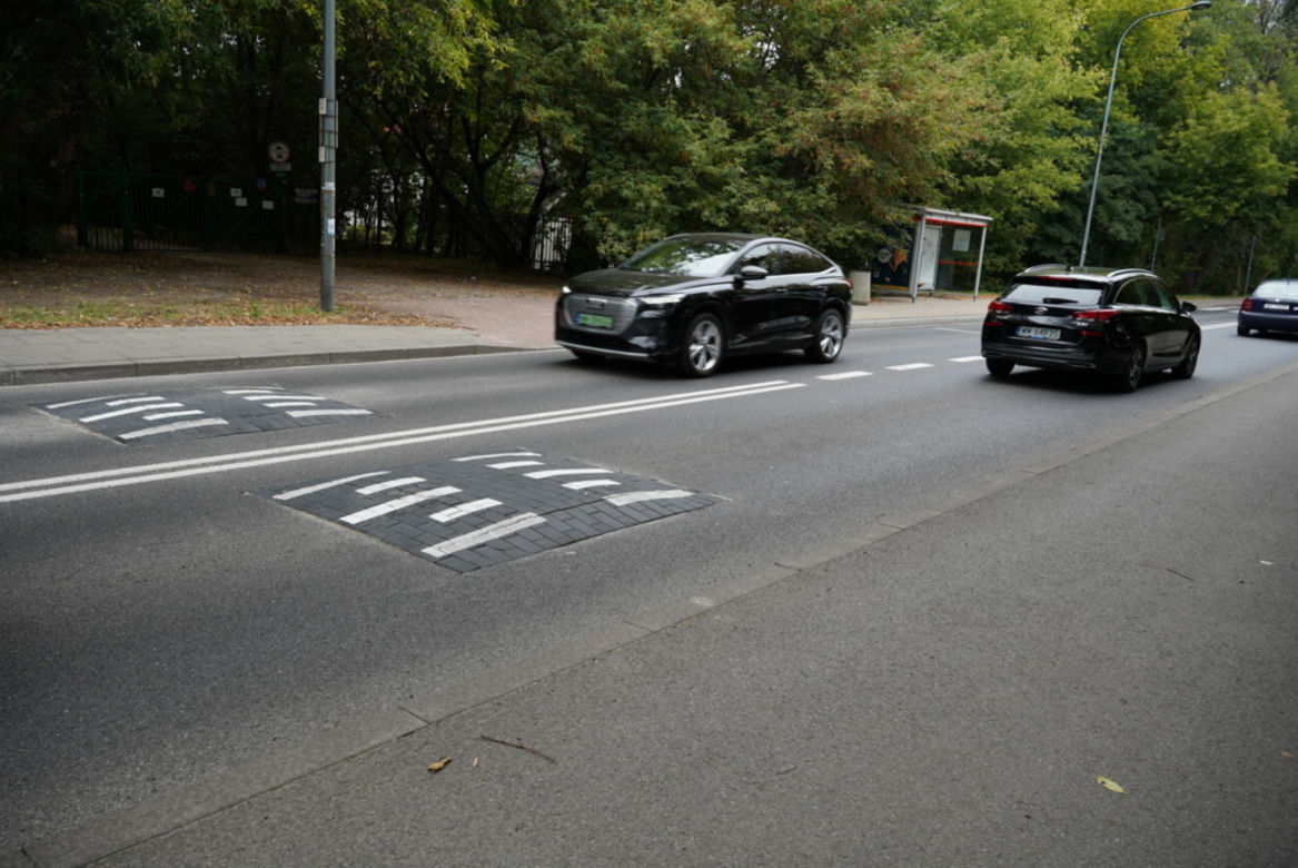 Drogowcy montują progi zwalniające na ul. Vogla. Rok temu rozpędzone BMW z trzema mężczyznami wbiło się tu w drzewo i spłonęło