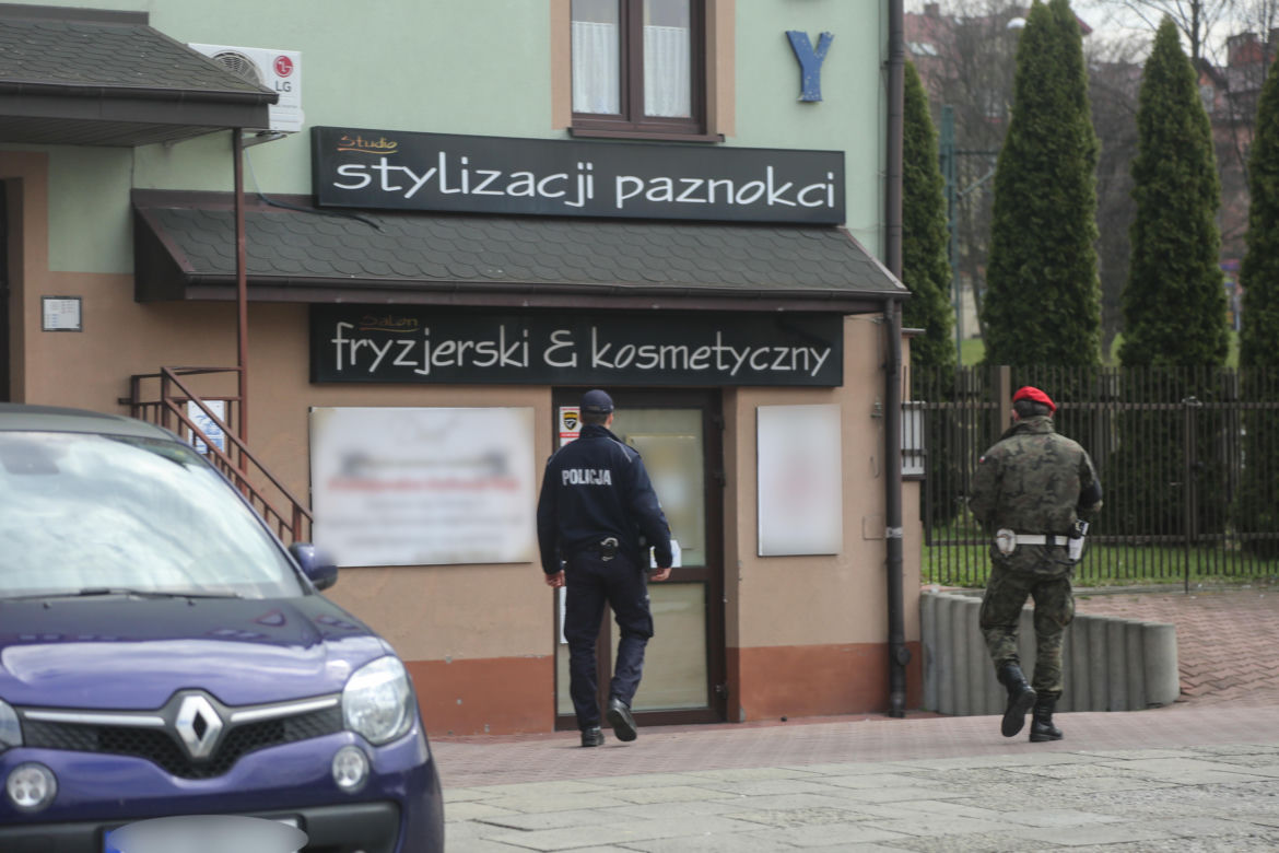 Policja i wojsko upominają i karają mieszkańców Krakowa