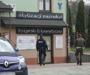 Policja i wojsko upominają i karają mieszkańców Krakowa