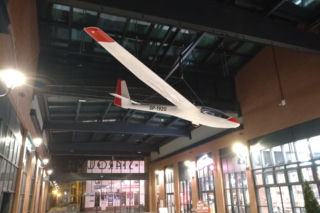 W galerii handlowej w Lesznie wylądował szybowiec [ZDJĘCIA]