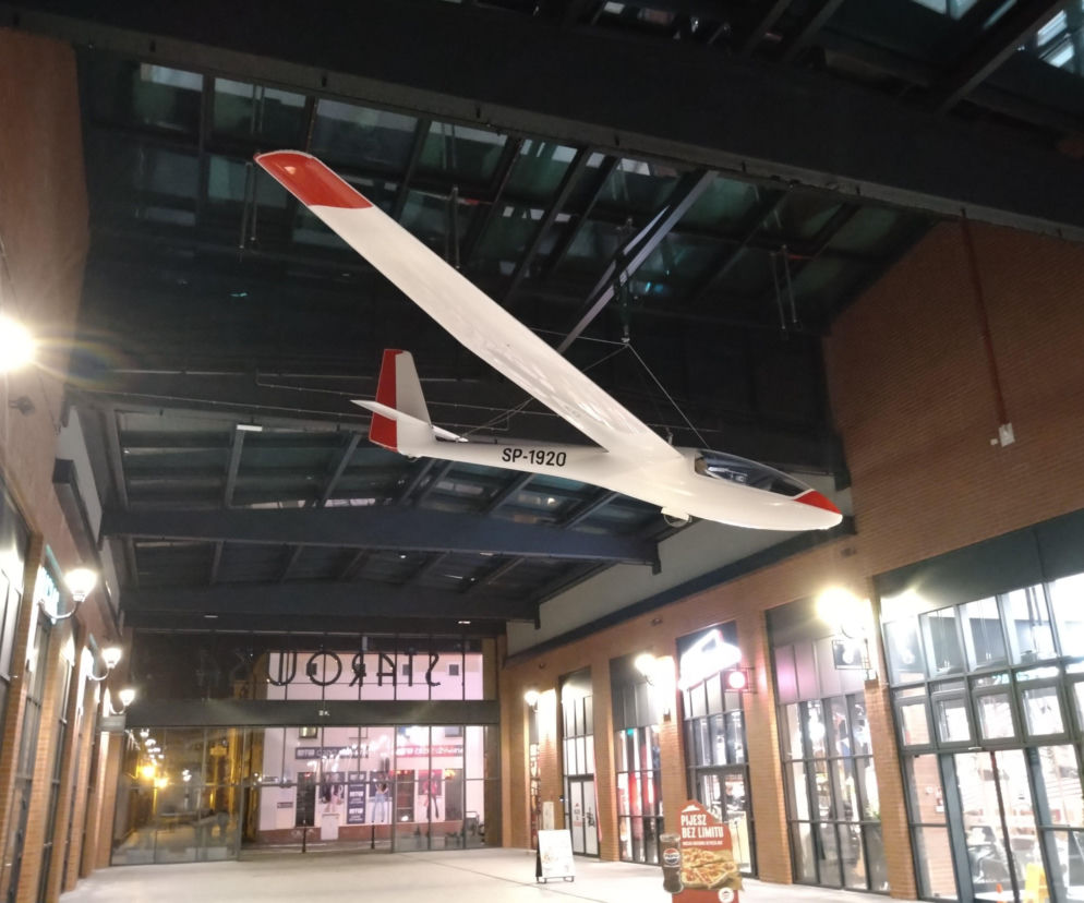 W galerii wylądował szybowiec