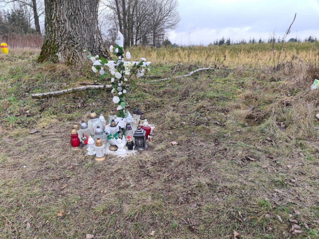 Tutaj zginęła 16-letnia Paulinka. Krzyż w Makowisku przypomina o strasznej tragedii [GALERIA]