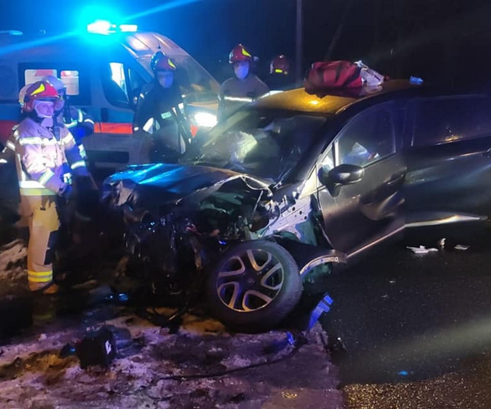 Wypadek pod Legionowem, osobówka zderzyła się z tirem. 3 osoby w szpitalu