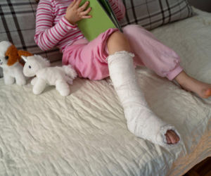 Dziecko zaczęło utykać po zabawie? To może być „niewidzialne złamanie”