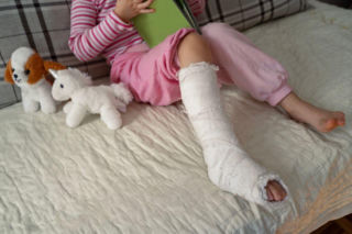 Dziecko zaczęło utykać po zabawie? To może być objaw „niewidzialnego złamania”