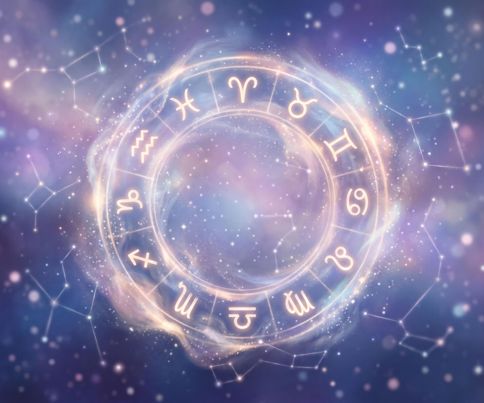Świecący złoty krąg z dwunastoma znakami zodiaku na tle gwieździstego kosmosu. O horoskopie przeczytasz na antenie VOX FM.