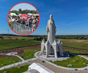 Najazd turystów na gigantyczny pomnik Matki Boskiej w Konotopiu. Nawet toalety nie wytrzymały
