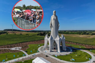 Najazd turystów na gigantyczny pomnik Matki Boskiej w Konotopiu. Nawet toalety nie wytrzymały