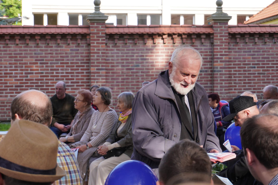 Henryk Łabędź spotkał się z mieszkańcami Tarnowa na skwerze Alicji i Jana Preiss