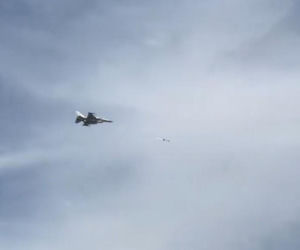 Myśliwiec F-16 niszczy drona nad plażą w Dubaju. Szokujące nagranie trafiło do sieci