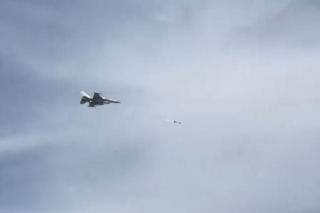 Myśliwiec F-16 niszczy drona nad plażą w Dubaju. Szokujące nagranie trafiło do sieci