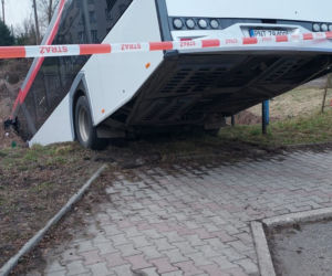 Fatalny wypadek w Czechowicach-Dziedzicach. Autobus zawisł na skarpie! [ZDJĘCIA]