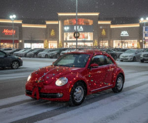 Mandat za oświetlenie auta lampkami na święta. Kiedy policja powie „to zabronione”?