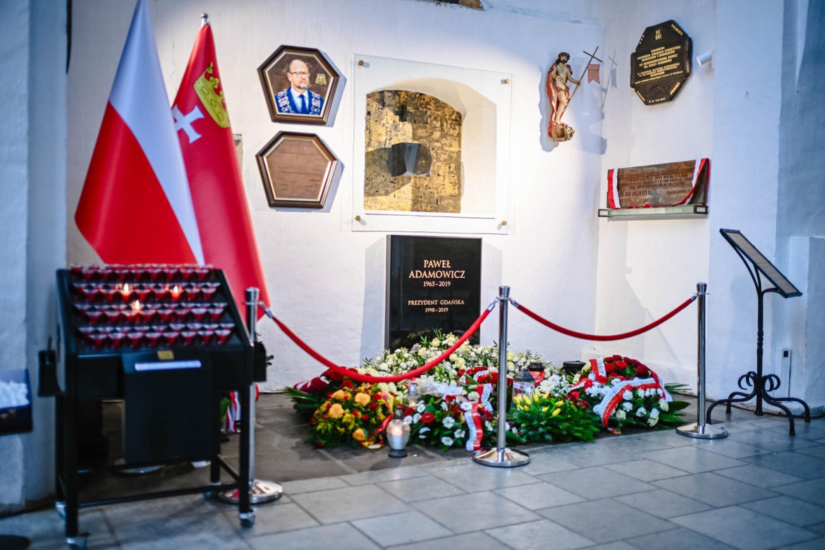 Grób Pawła Adamowicza i miejsce zamachu w szóstą rocznicę tragedii