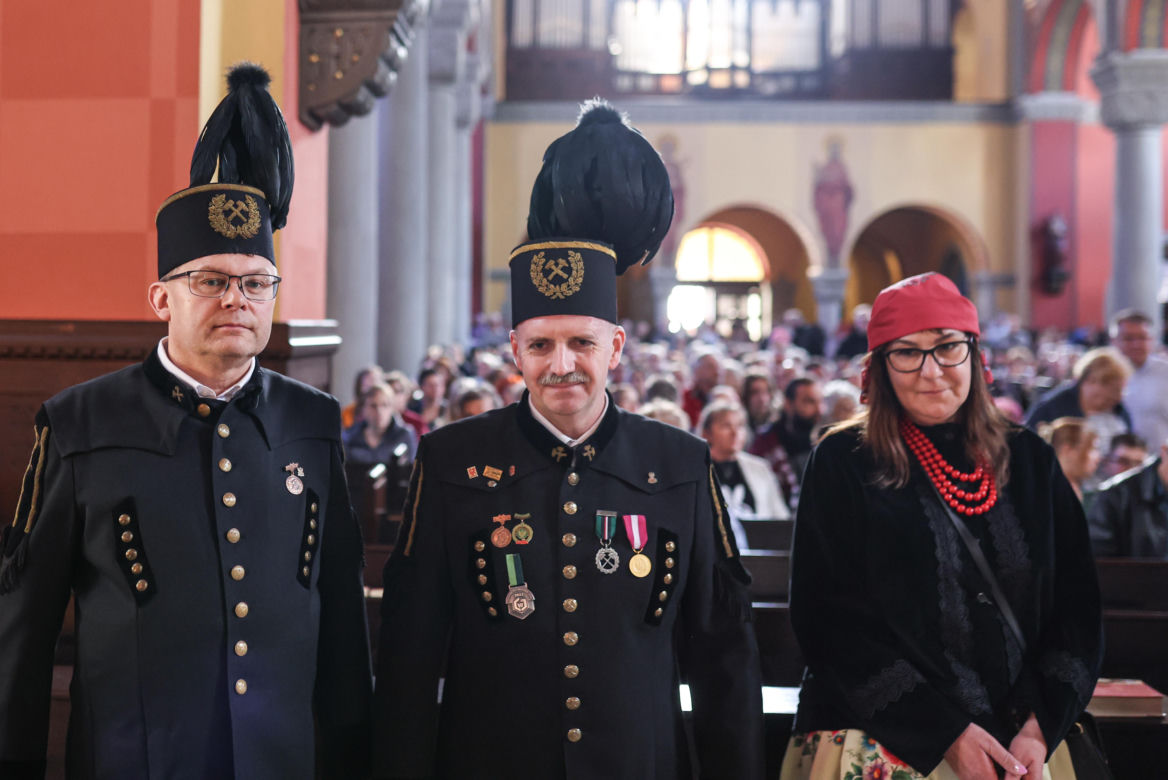 Święcenie pokarmów w strojach ludowych w Bytomiu