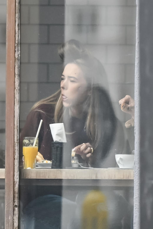 Sandra Kubicka w wałku na głowie