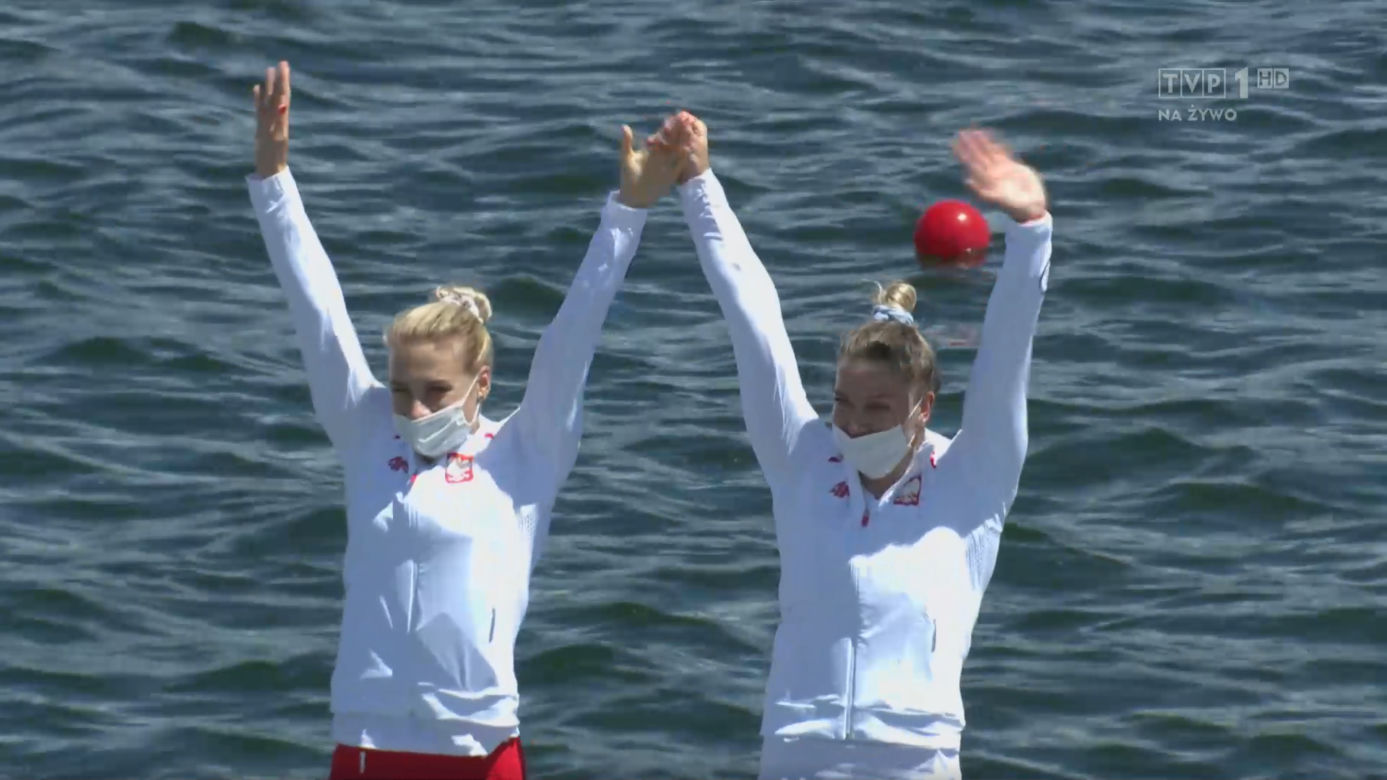 Karolina Naja i Anna Puławska z medalem