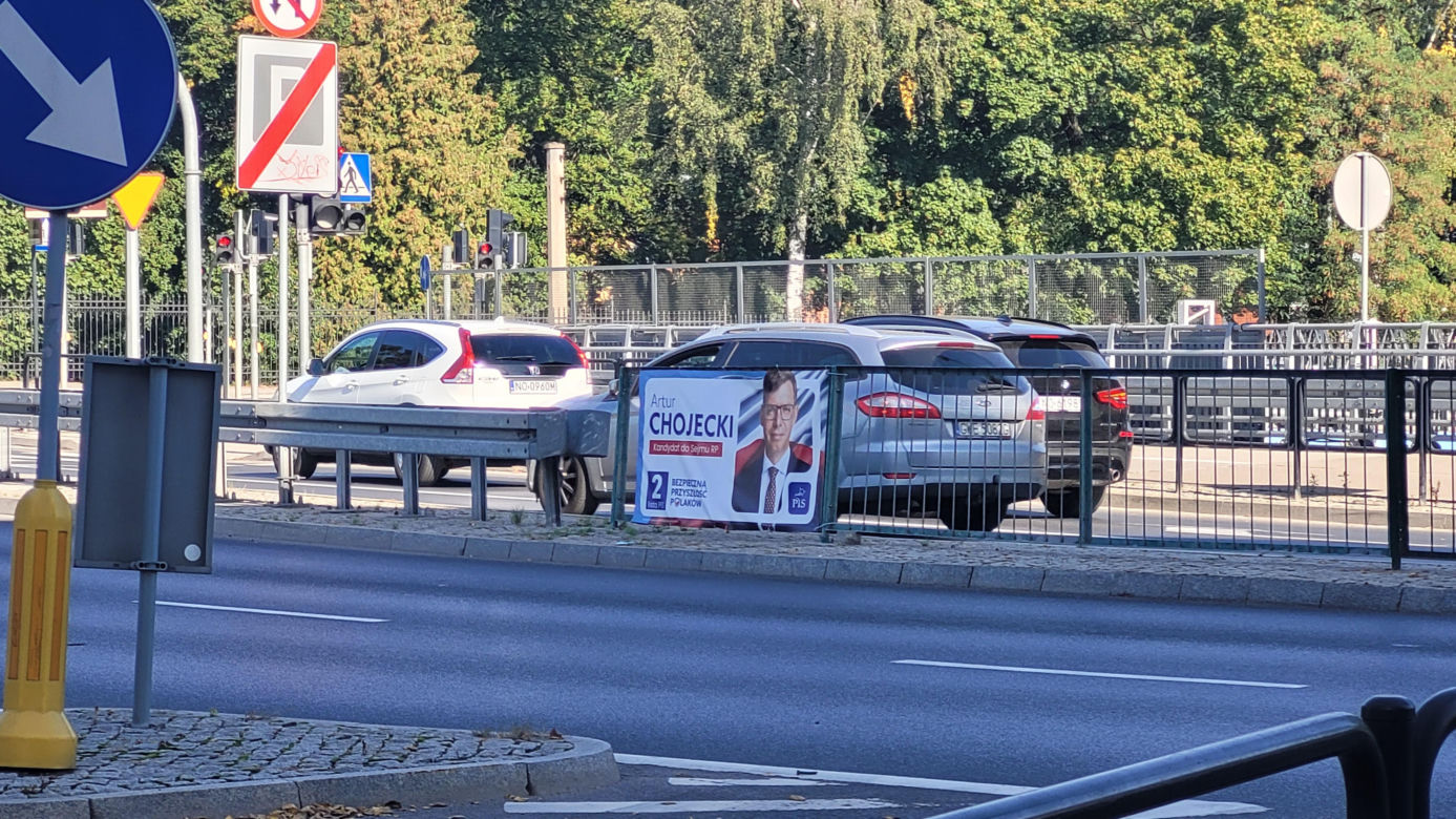 Na autobusach, słupach, budynkach. Bannery wyborcze "zalały" Olsztyn [ZDJĘCIA]