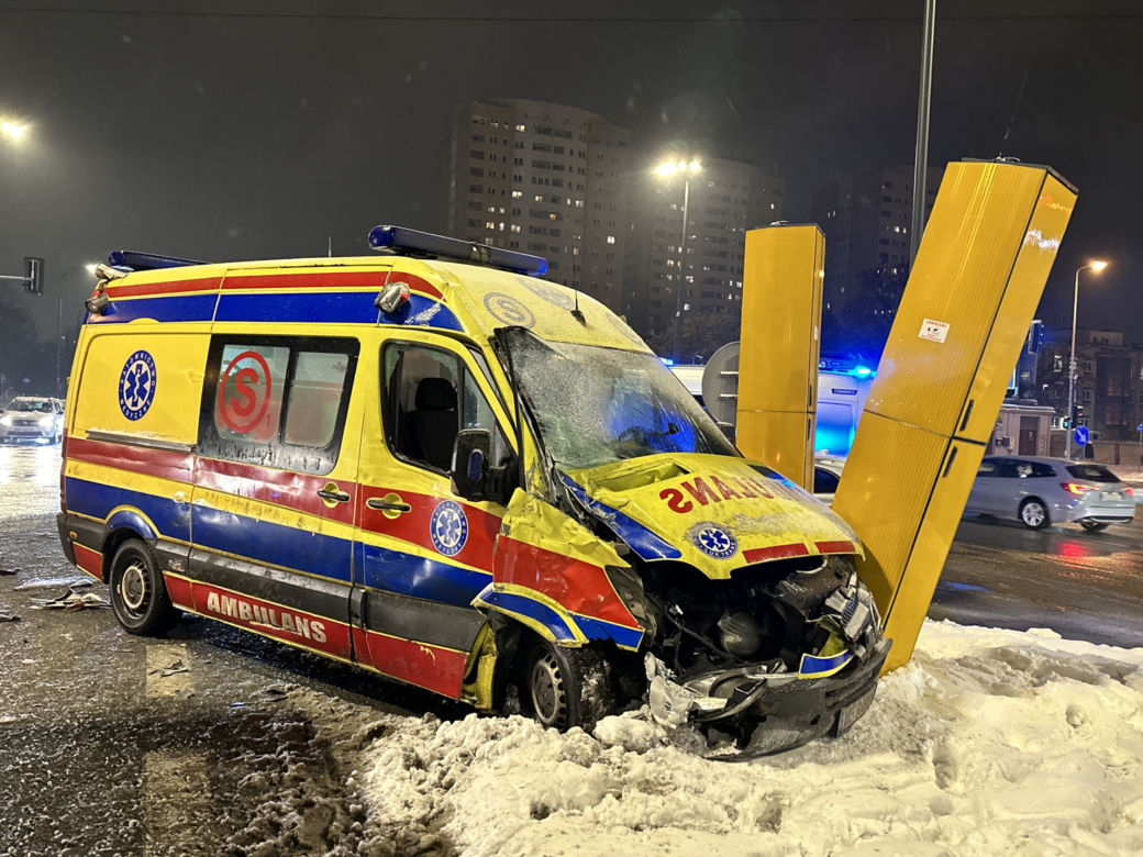 Karetka huknęła w autobus, a później w fotoradar. Dwie osoby w szpitalu, w tym dziecko
