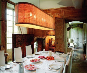 Pomarańczowa lampa nad stołem