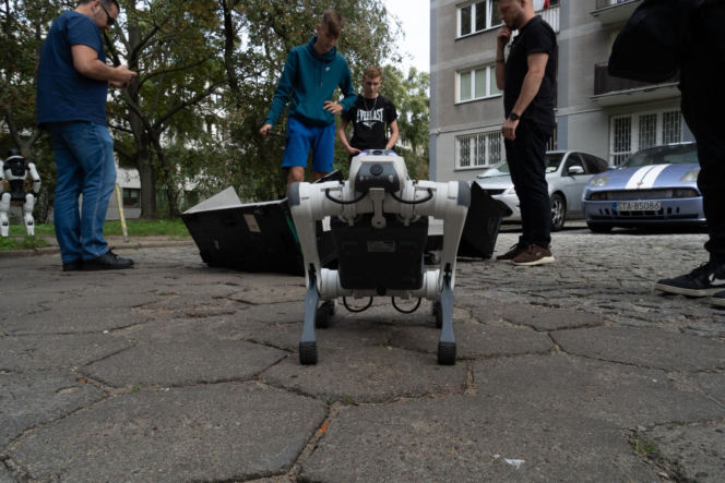Niewiarygodne sceny. Roboty "krzyczą" w Warszawie, a minister alarmuje: "mamy się czego obawiać!"