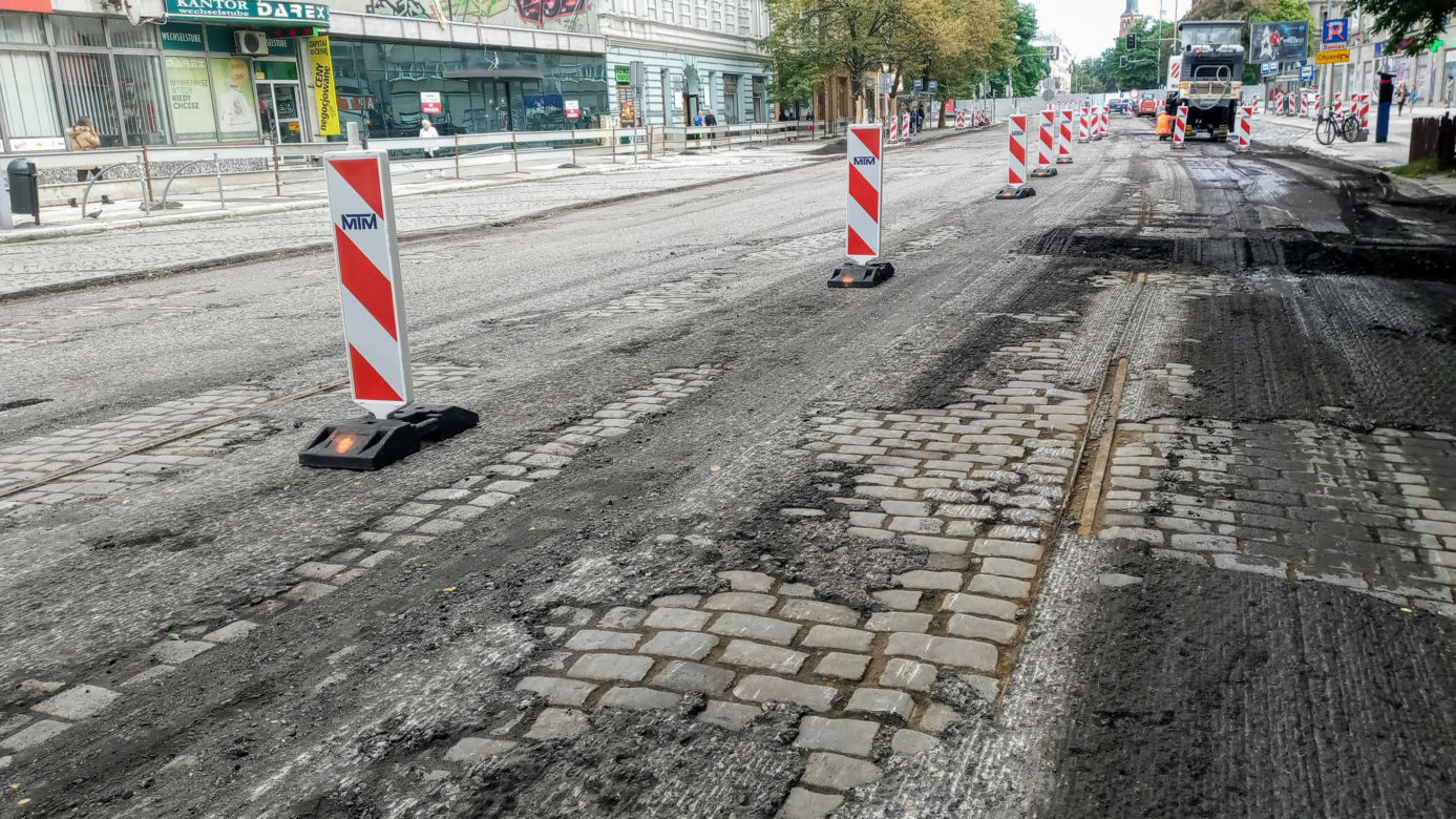 Tory tramwajowe na al. Wojska Polskiego przetrwały pół wieku pod asfaltem