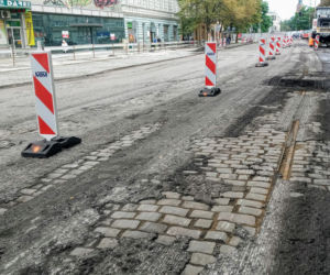 Tory tramwajowe na al. Wojska Polskiego przetrwały pół wieku pod asfaltem