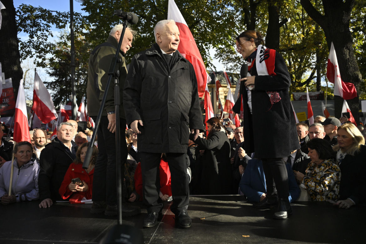 Jarosław Kaczyński w trakcie protestu przed Trybunałem Konstytucyjnym