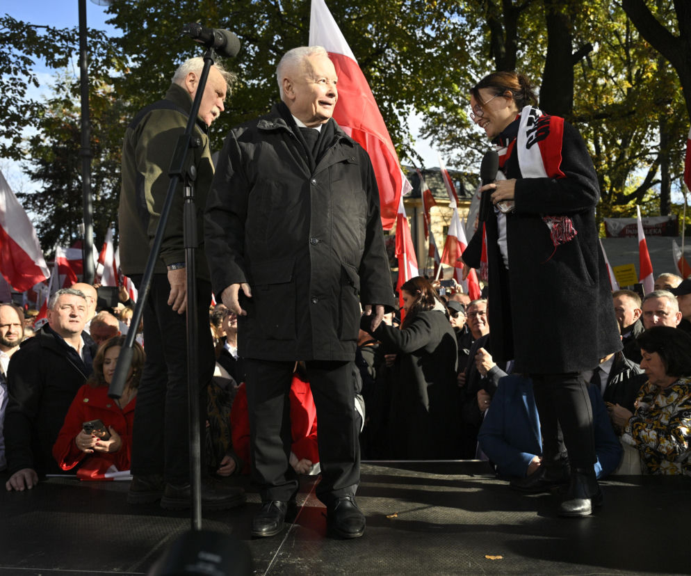 Jarosław Kaczyński uśmiecha się podczas protestu. O reakcji prezesa PiS na decyzję sądu przeczytasz na SE Polityka.