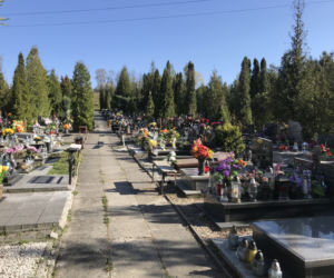 Ten cmentarz na Śląsku jest otwarty. Mieszkańcy odwiedzają groby bliskich